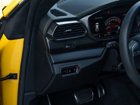 Used 2021 Lamborghini Urus image 22