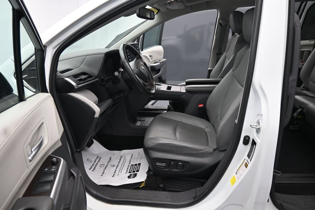 Used 2024 Toyota Sienna XLE FWD image 16