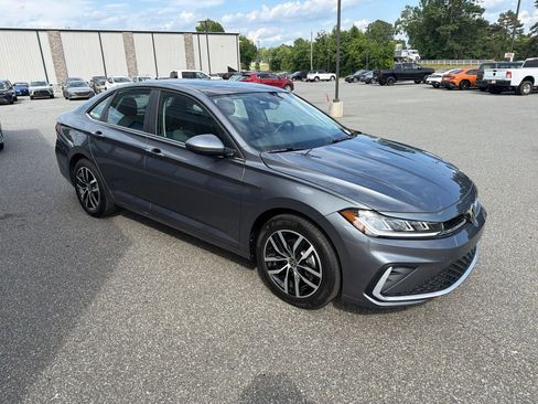 Used 2026 Volkswagen Jetta SE FWD image 9