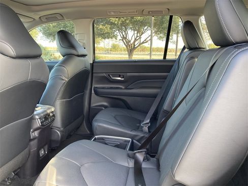 New 2026 Toyota Grand Highlander Platinum image 9