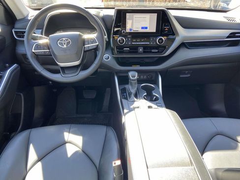 Used 2025 Toyota Highlander XLE image 11