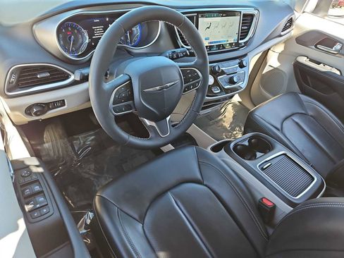 Used 2023 Chrysler Pacifica Touring-L image 10