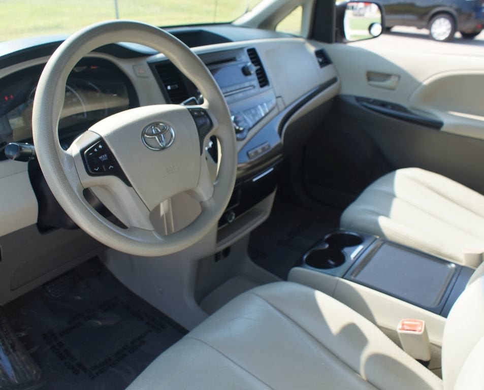 Used 2014 Toyota Sienna LE FWD image 11