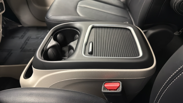 Used 2024 Chrysler Pacifica Limited FWD image 19