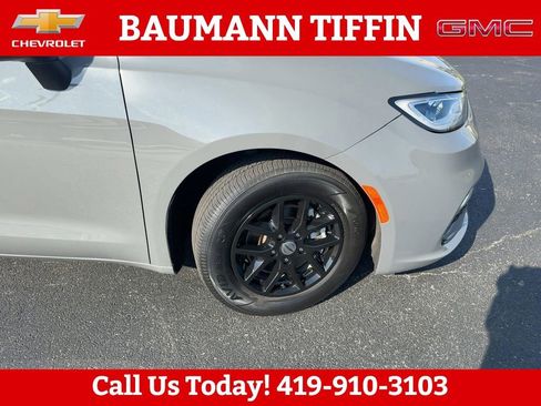 Used 2023 Chrysler Pacifica Touring-L image 29