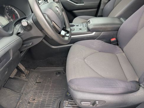 Used 2020 Toyota Highlander L FWD image 8