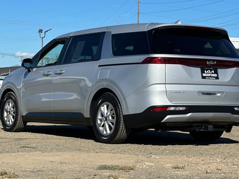 Used 2023 Kia Carnival LX FWD image 7