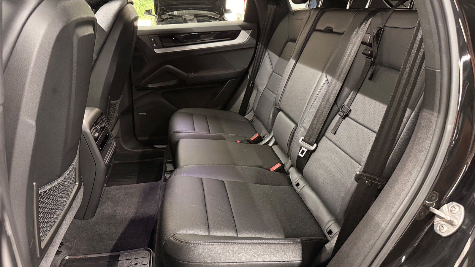 Used 2024 Porsche Cayenne AWD/4WD image 30