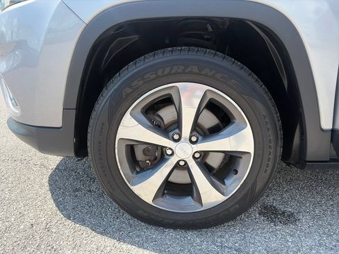 Used 2019 Jeep Cherokee Limited w/ Trailer Tow Group AWD/4WD image 42