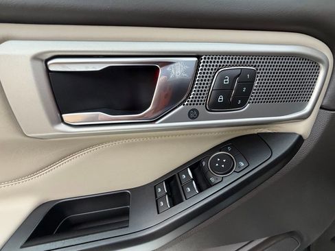 Used 2020 Ford Explorer Platinum image 28
