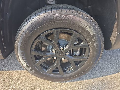 Used 2025 Jeep Grand Cherokee L Altitude RWD image 9