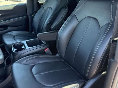 Used 2025 Chrysler Pacifica Select FWD image 12