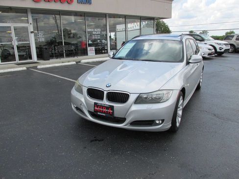 Used 2011 BMW 328i xDrive Wagon image 2