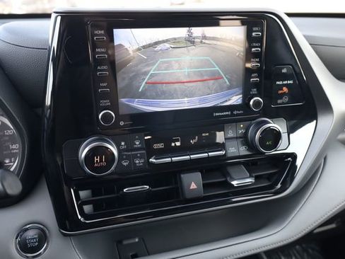 Used 2022 Toyota Highlander LE image 22