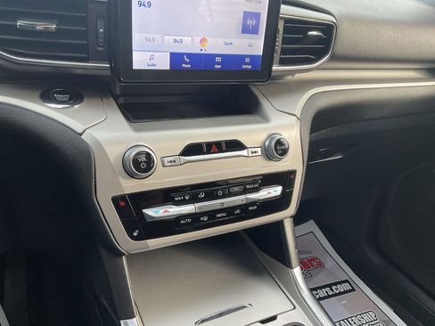 Used 2022 Ford Explorer XLT w/ Equipment Group 202A AWD/4WD image 20