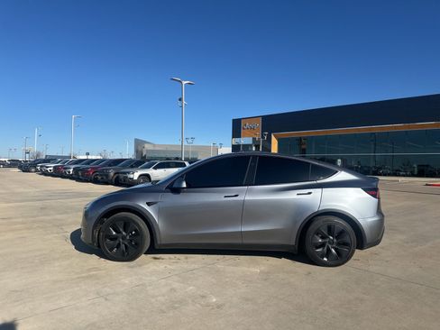 Used 2025 Tesla Model Y Long Range image 2
