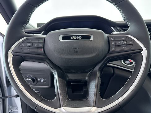 New 2025 Jeep Grand Cherokee Altitude image 20