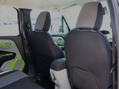 Used 2018 Jeep Renegade Latitude FWD image 29