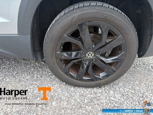 Used 2023 Volkswagen Taos SE w/ Panoramic Sunroof Package FWD image 21