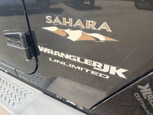 Used 2018 Jeep Wrangler Unlimited Sahara AWD/4WD image 11