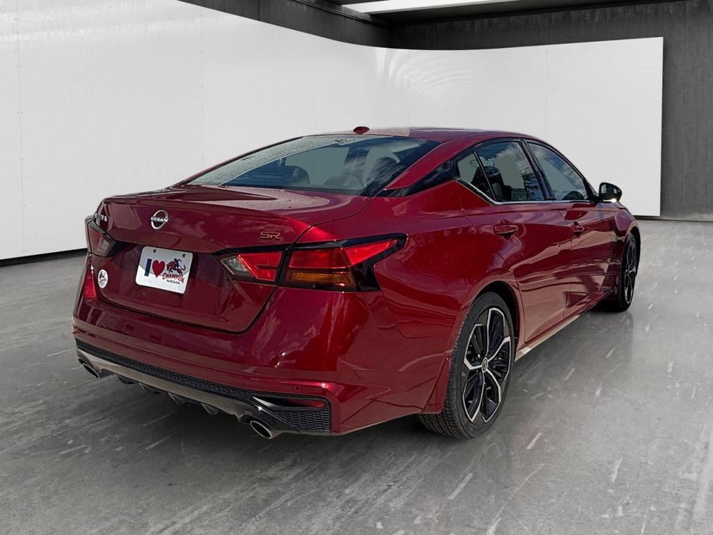 Used 2024 Nissan Altima 2.5 SR w/ SR Premium Package FWD image 5