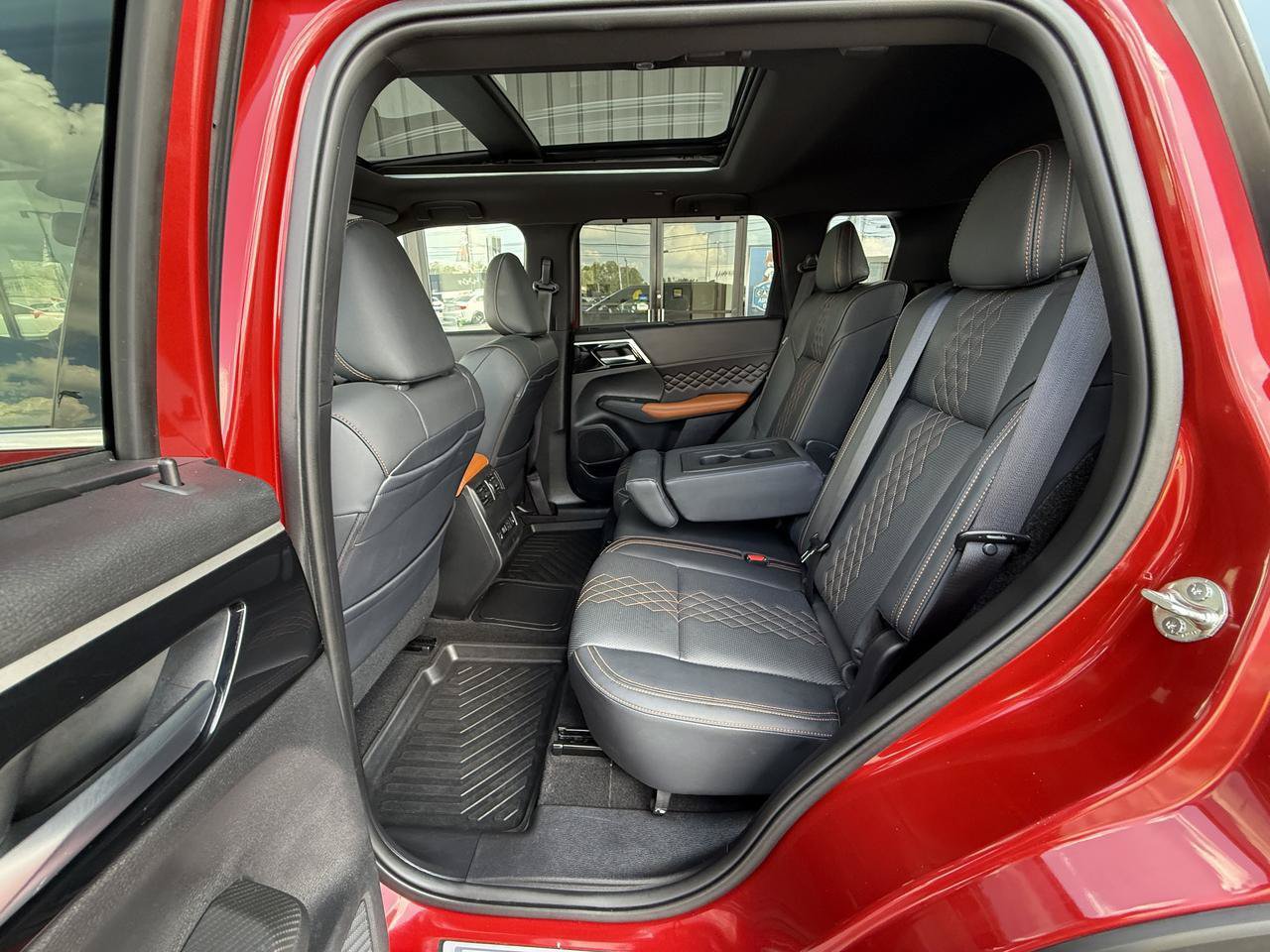 Used 2025 Mitsubishi Outlander SEL AWD/4WD image 42