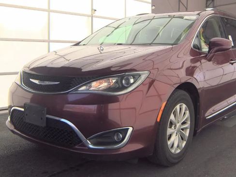 Used 2018 Chrysler Pacifica Touring-L FWD image 1