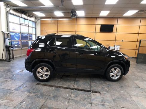 Used 2022 Chevrolet Trax LT w/ LT Convenience Package AWD/4WD image 8
