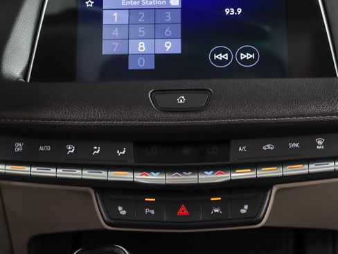 Used 2023 Cadillac XT4 Luxury w/ Cold Weather Package AWD/4WD image 20