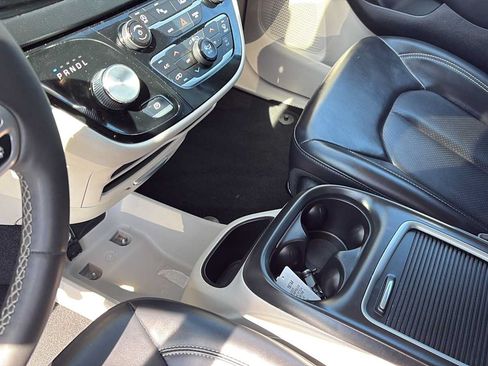 Used 2023 Chrysler Pacifica Touring-L FWD image 19