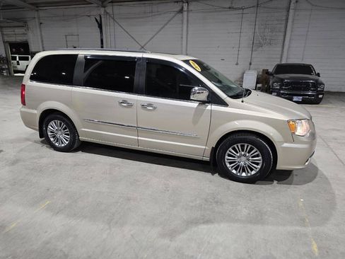 Used 2016 Chrysler Town & Country Touring-L image 16