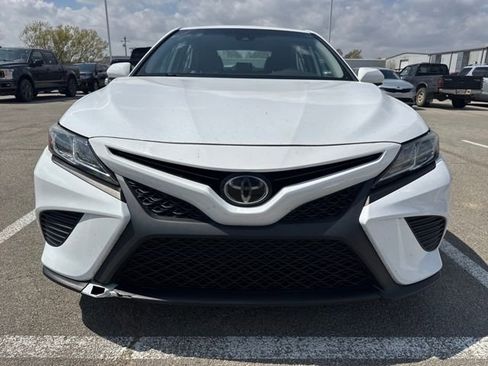 Used 2019 Toyota Camry SE image 2