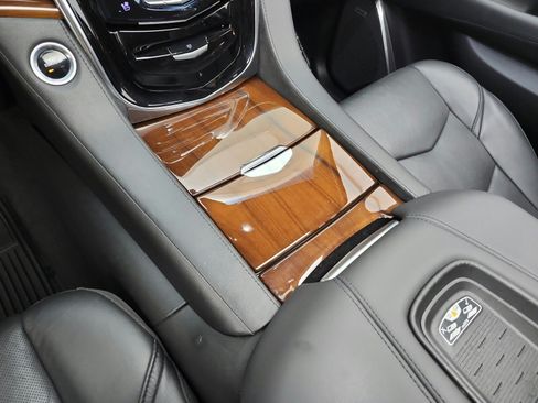 Used 2017 Cadillac Escalade Luxury RWD image 21