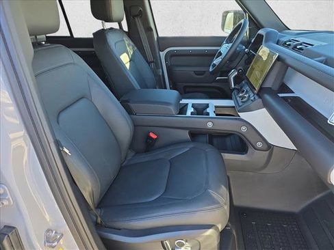 New 2026 Land Rover Defender 130 X-Dynamic SE image 10