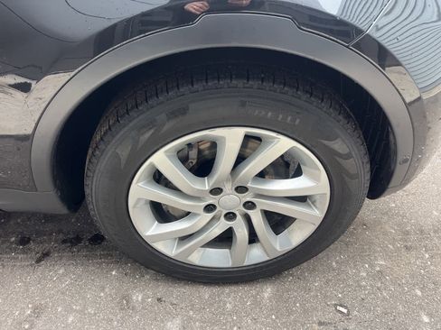 Certified 2019 Land Rover Discovery HSE image 12