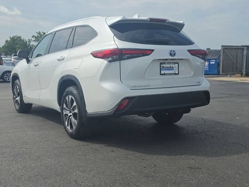 Used 2022 Toyota Highlander XLE AWD/4WD image 5