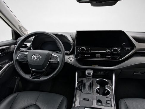 Used 2024 Toyota Highlander Platinum FWD image 14