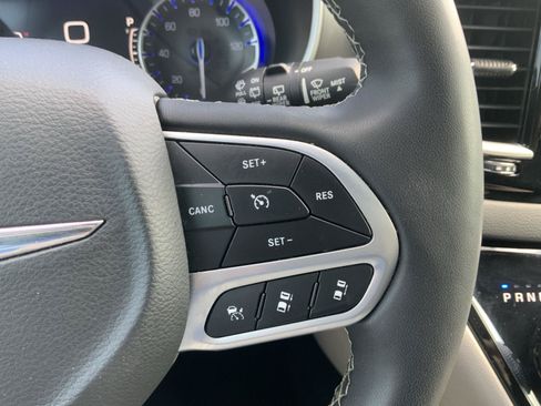 Used 2023 Chrysler Pacifica Touring-L FWD image 27