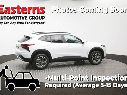 Used 2025 Chevrolet Trax LT FWD image 43
