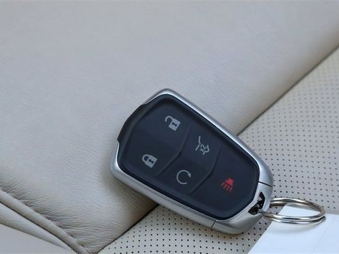 Used 2018 Cadillac XT5 Luxury w/ Driver Awareness Package image 32