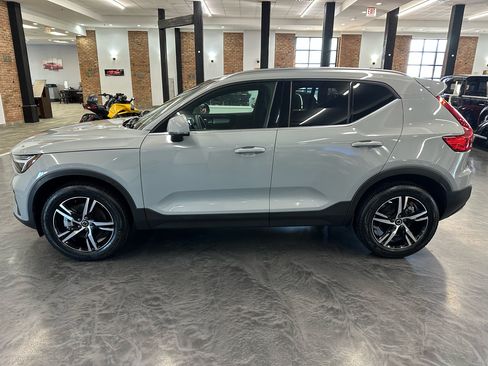Used 2025 Volvo XC40 B5 Core image 7