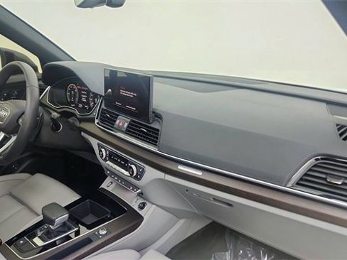 Used 2024 Audi Q5 e Prestige w/ Prestige Package image 23