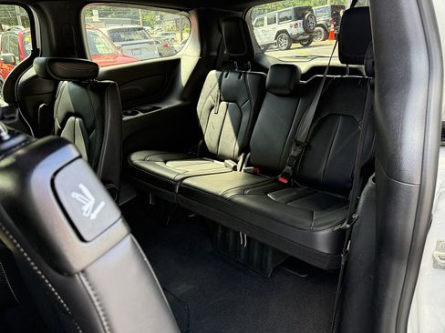 Used 2026 Chrysler Pacifica Select FWD image 13