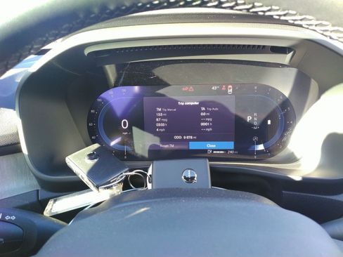 Used 2025 Volvo XC40 B5 Plus image 6