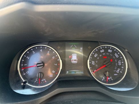 Used 2021 Toyota RAV4 LE image 9