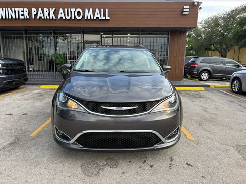 Used 2017 Chrysler Pacifica Touring-L w/ Tire & Wheel Group FWD image 2