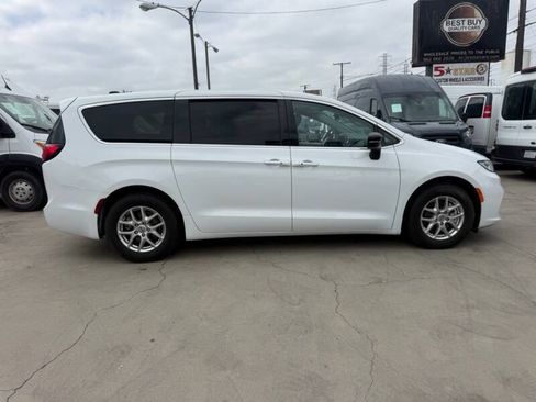 Used 2024 Chrysler Pacifica Touring-L FWD image 7