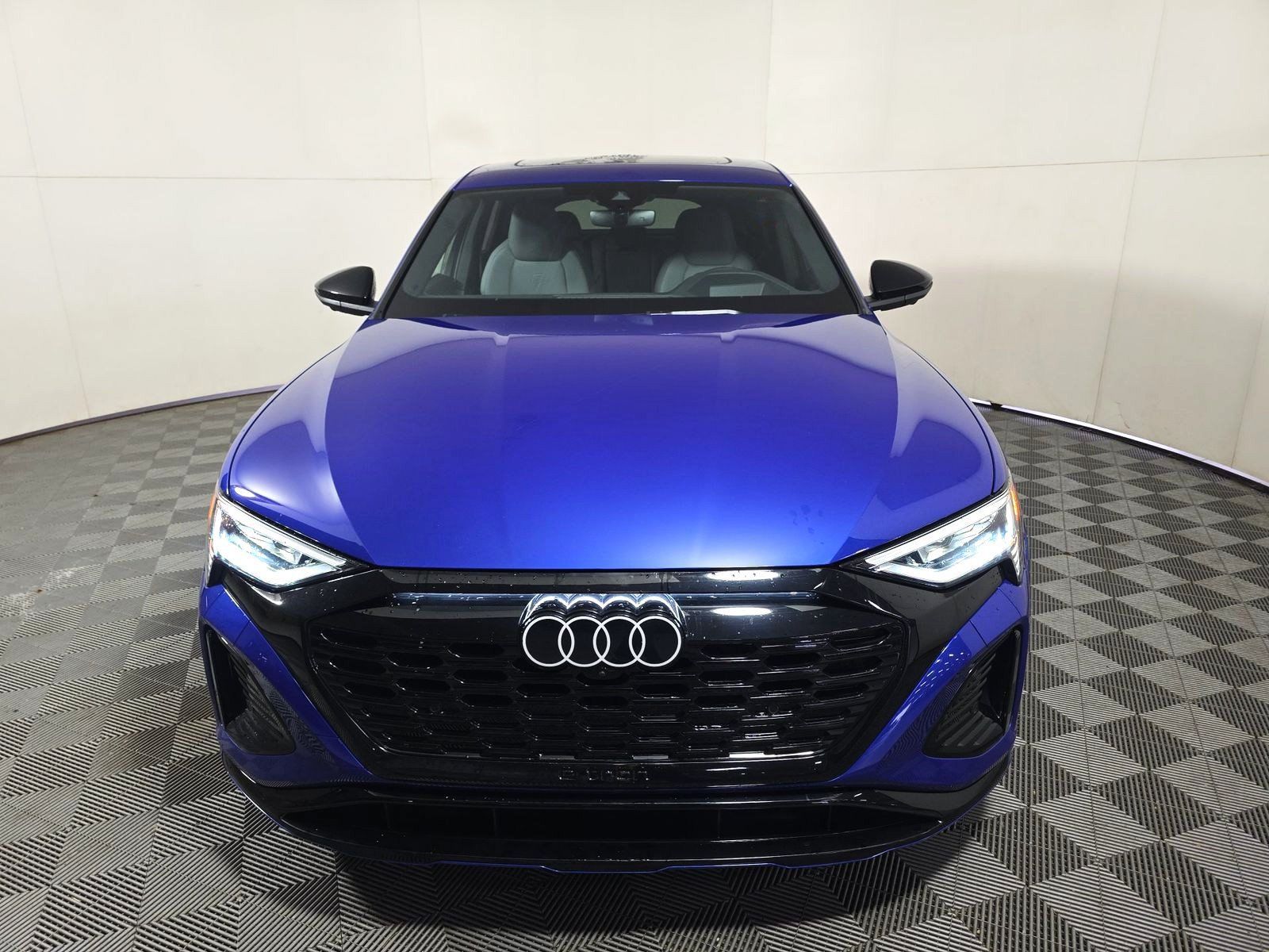 Used 2024 Audi SQ8 e-tron Prestige w/ Prestige Package AWD/4WD image 2