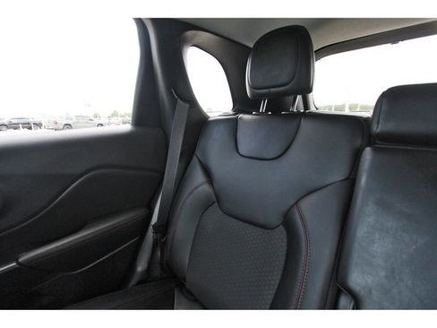 Used 2022 Jeep Cherokee Trailhawk AWD/4WD image 14
