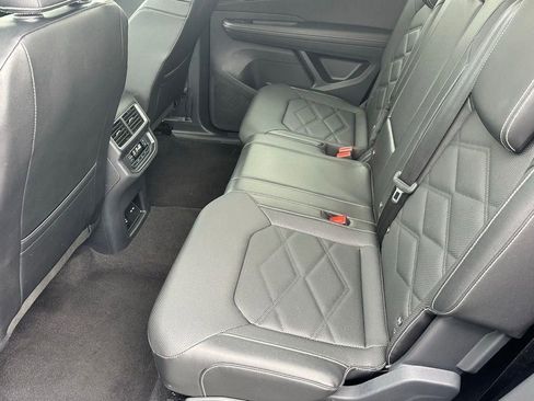 Used 2025 Volkswagen Atlas SE image 7